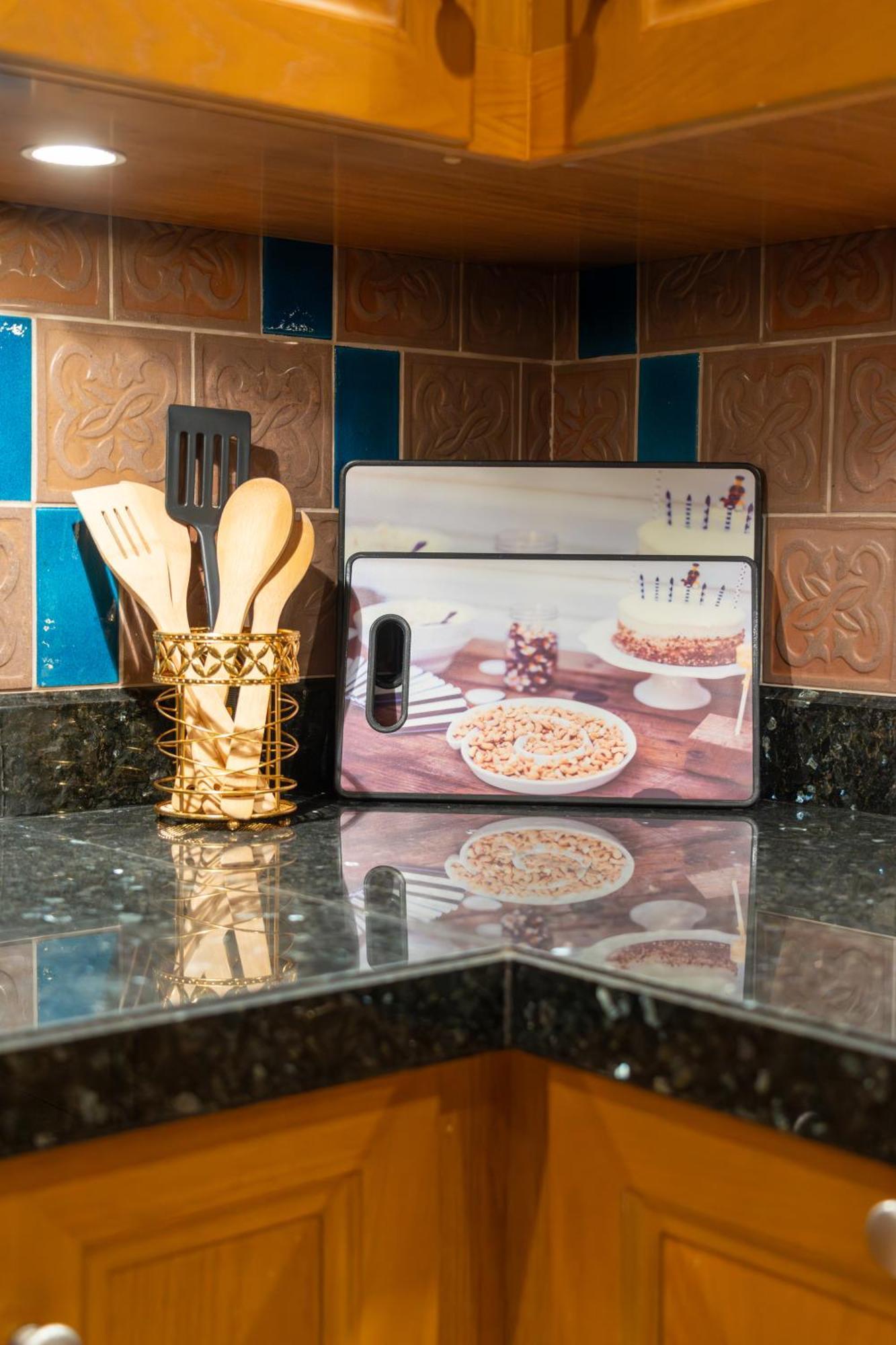 Rehan Suites, Downtown Dubai, Near Burj Khalifa & Dubai Mall - Chalet Homes Apartment