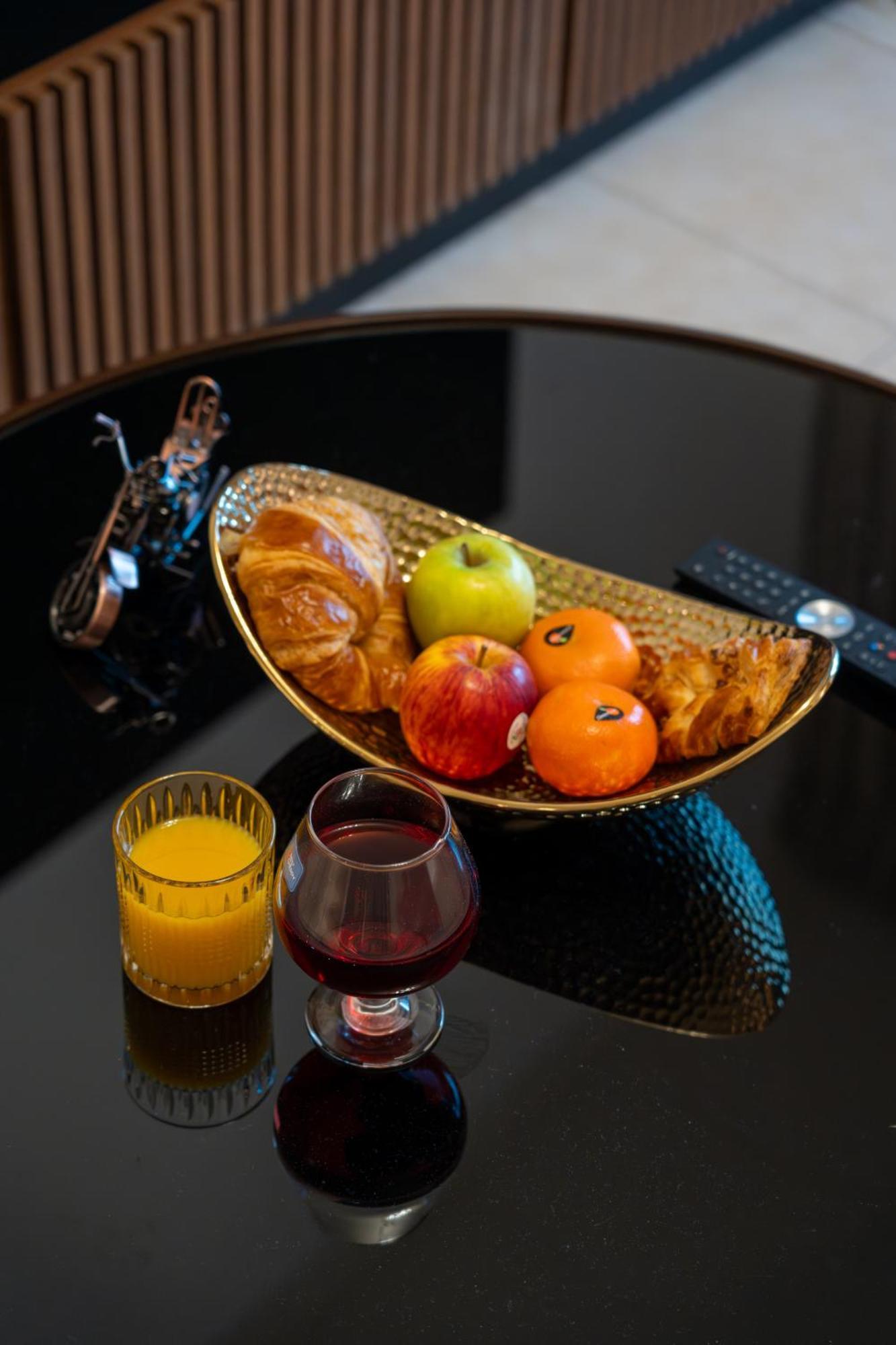 Rehan Suites, Downtown Dubai, Near Burj Khalifa & Dubai Mall - Chalet Homes Apartment *